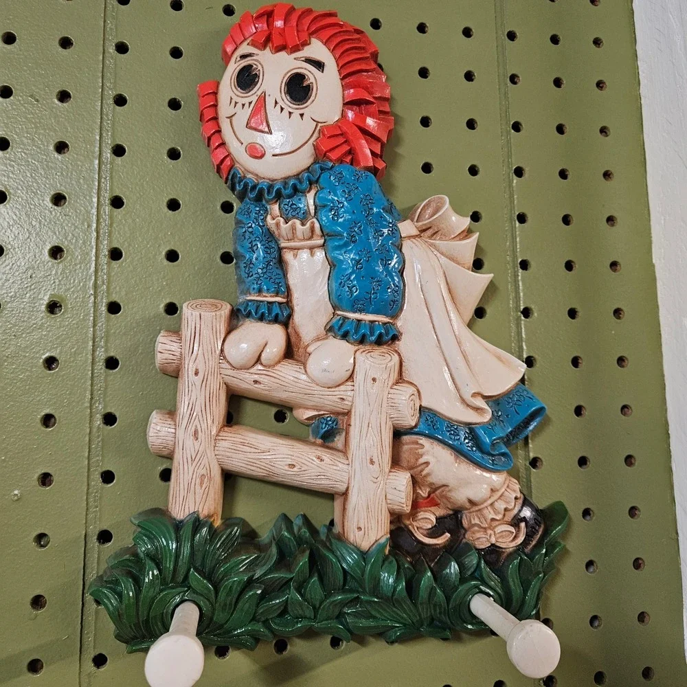 1977 Bobbs-Merrill Raggedy Ann & Andy Plastic Coat Hanger Set of 2‎